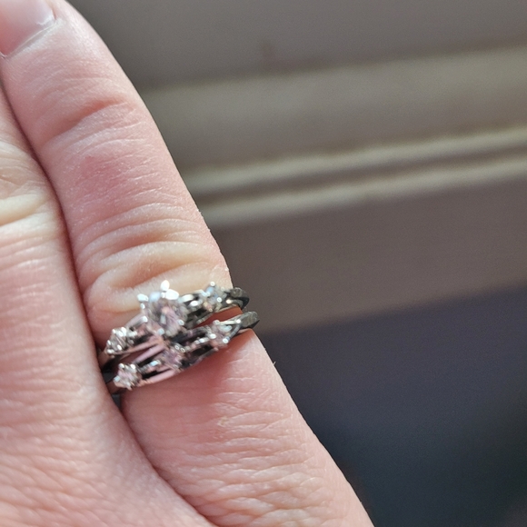 $2000 EMT 18K white gold wedding ring and wedding band. - Picture 6 of 12